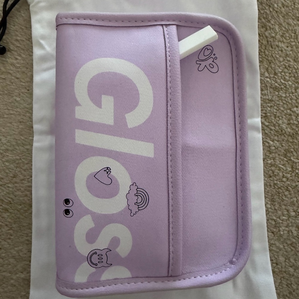 Glossier Olivia’s Mini Makeup Bag - Picture 2 of 6